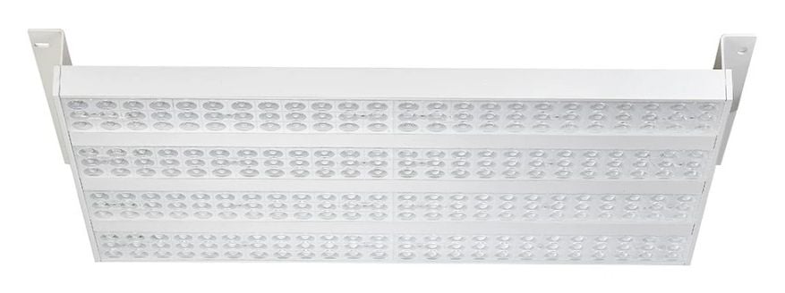 LED-armatur fra Utah, set nedefra, med tre rækker linsemoduler og metalbeslag til montering.