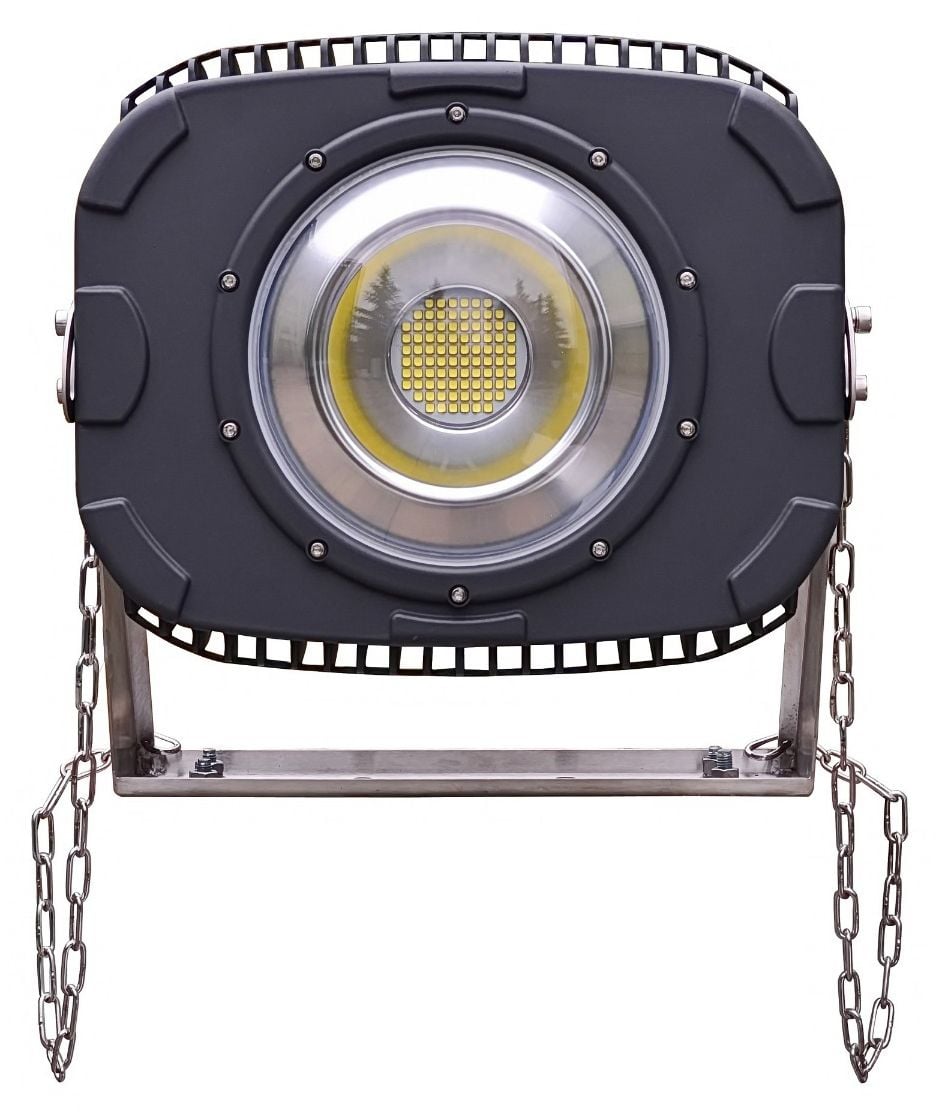 Industriel LED-projektør fra Lincoln, sort kabinet og kædeophæng, velegnet til udendørs belysning.