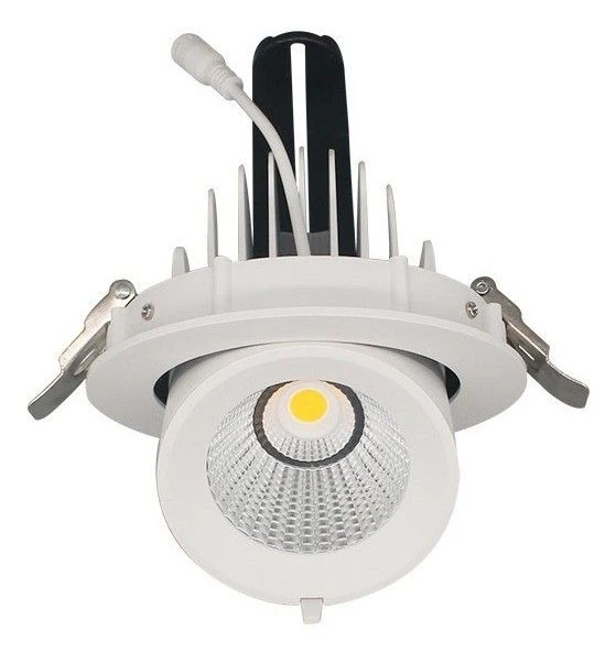 LED spotlys Pan Max med hvid ramme og køleribber, velegnet til indbygning i loft.